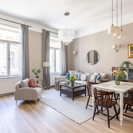 Charming Central Dream Home & Retreat By Prestige Homes Budapest Exteriör bild